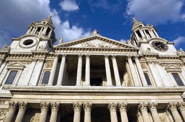 Sör Christopher Wren 'in Londra' daki muhteşem St. Paul Katedrali 'nin batı cephesi..