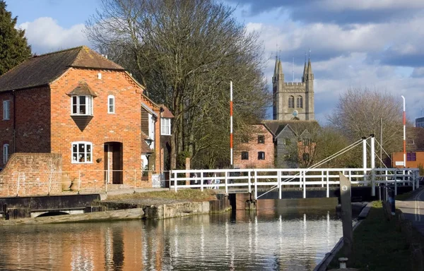 Berkshire, Newbury 'de Kennet Nehri' nin karşısında bir Weir. St Andrews kilisesi uzaktan görülebilir..