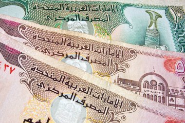 Birleşik Arap Emirlikleri 'nin banknotlarından yapılmış bir duvar kağıdı arka planı. Paranın Arap tarafları gösteriyor ki.