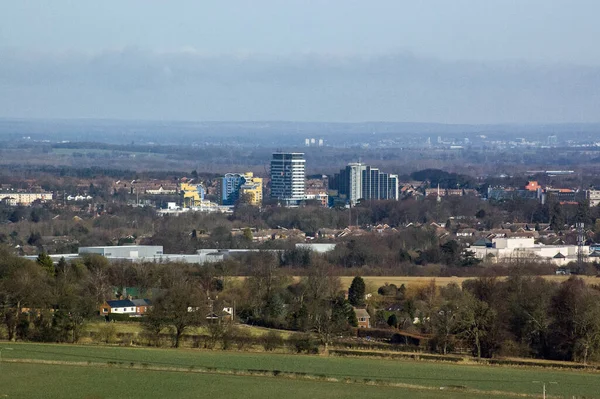 Farleigh Wallop 'taki bir tepeden Basingstoke şehir merkezinin görüntüsü. Hampshire, İngiltere.