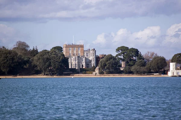 Dorset 'te güneşli bir günde Brownsea Adası' ndaki Brownsea Kalesi 'ne bakan Poole Limanı' na bakın..