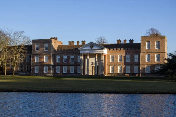Basingstoke, Hampshire 'daki Vyne görkemli evi. Tudor zamanından kalma bu tarihi ev artık ulusa ait. Halka açık patikadan görüntülendi.