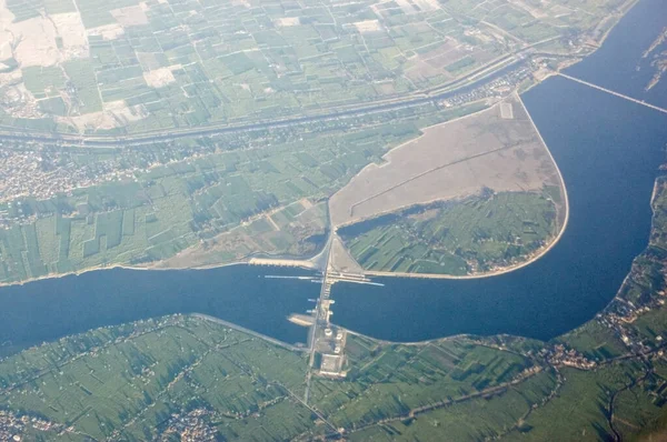 Nil Nehri 'nin üzerindeki Dam Gökyüzünden bakıldığında Nag Hammadi' de.