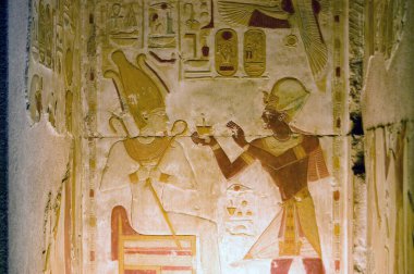 Yeraltı tanrısı Osiris 'e dini bir adak sunan firavun Seti' nin eski bir Mısır hiyeroglif oyması. Abydos, Mısır 'daki Osiris Tapınağı' nda bir yer..