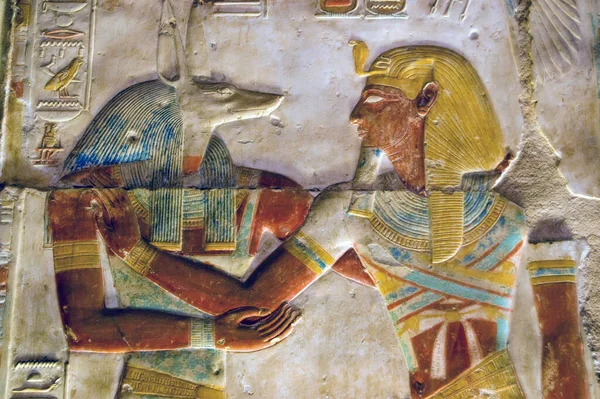 Mısır 'daki Abydos Tapınağı' nın duvarına, Firavun Seti I ile birlikte tanrı Anubis 'in eski bir Mısır hiyeroglif oyması..