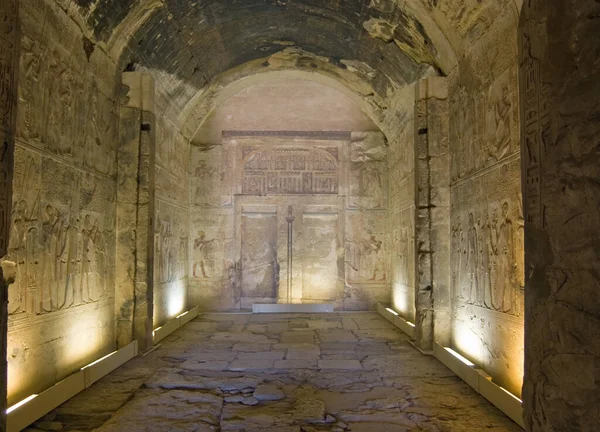 Muhteşem bir şekilde korunmuş Abydos Tapınağı. Tanrı Amun 'un şapelinin manzarası. Pharoah Seti için inşa edilen tapınak, Yeraltı Dünyası tanrısı Osiris 'e adanmıştır. Abydos, Mısır