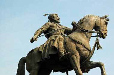 Shiva olarak bilinen Hint ulusal kahramanının heykeli. Anıtın yanındaki plaket ona 'Chhatrapati, Shri Shivaji maj Shiva. 1961 'de açıldı. Büyük Ulusal Kahraman.