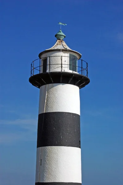 ポーツマス郊外のサウスシーキャッスルの灯台の上 1820年に建てられた灯台は ソレントの深海を通って船を導く — ストック写真