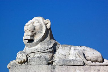 Birinci Dünya Savaşı 'nda öldürülen İngiliz Donanması üyelerinin anıtını koruyan dört taştan biri. Güney Denizi, Portsmouth.