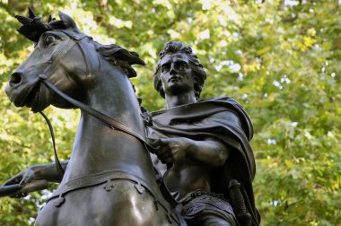 Kral III. William 'ın atının üzerindeki etkileyici bronz heykeli. Westminster, Londra 'daki St. James Meydanı' nın merkezinde. 100 yılı aşkın bir süredir halka açık olan heykel.