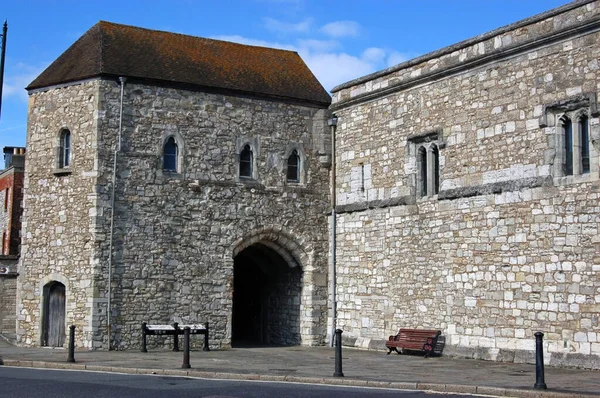 イングランドの南海岸にあるサウサンプトンを守るために15世紀初頭に建設された中世の城壁の一部 この部分は神の家の塔として知られ サウサンプトンの堀に供給された水門を保護した 塔は町の本部だった — ストック写真