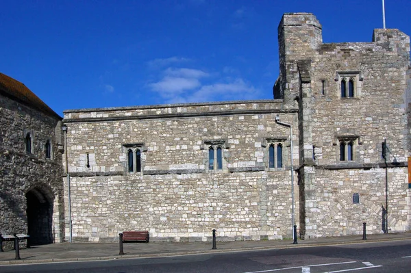 サウサンプトンの中世の城壁防衛の一部は神の家の塔として知られている 15世紀初頭に建設された塔は 町の堀のための水門を保護し 町の砲手の本部だった 後に刑務所となり 現在では — ストック写真