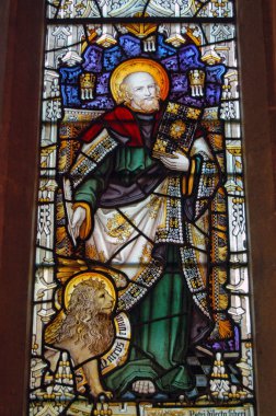 Aziz Mark 'ı bir aslanla gösteren Viktorya dönemi vitrinli bir pencere. Saint Nicholas Kilisesi, Chawton, Hampshire 'da halka açık bir sergide.