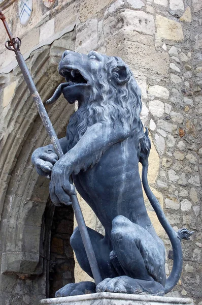 Bronze Lion Holding Spear Side Landmark Bargate Middle Southampton City — Stock Photo, Image