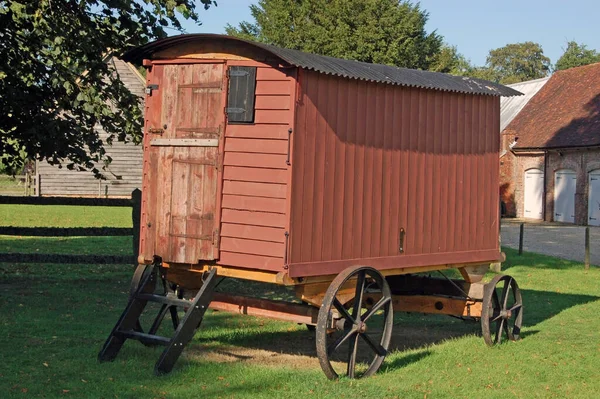 ハンプシャーの芝生に停められた鋳鉄製の車輪の上にヴィンテージの羊飼い小屋 — ストック写真