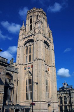 Bristol 'un tarihi üniversitesinin girişindeki süslü altıgen kule..