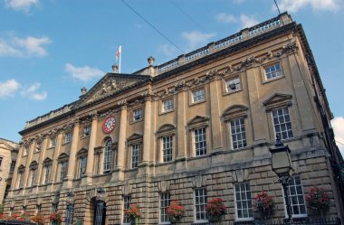 Bristol şehrindeki tarihi Mısır Borsası. Mimar Yaşlı John Wood tarafından 1741 yılında Gürcistan döneminde inşa edilmiş tarihi bir kumtaşı binası. Binanın ortasındaki saatin iki dakikalık elleri olduğuna dikkat edin, bunlar... 