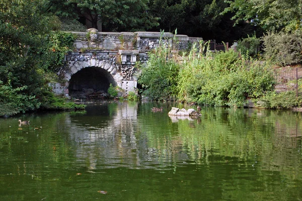 Gölün karşısındaki Ealing, Batı Londra 'daki Walpole Park' ta bir manzara..