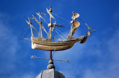 Tudor Kralı VIII. Henry 'nin ünlü savaş gemisi Mary Rose şeklinde bir rüzgar gülü. Farnham, Surrey 'nin merkezinde halka açık bir sergide. Halka açık kaldırımlardan izlenen rüzgar gülü.