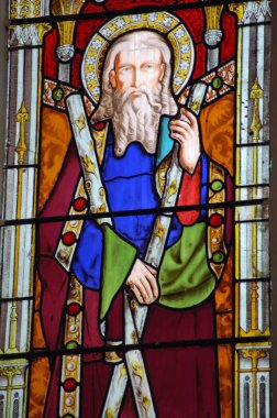 Aziz Andrew 'u gösteren, çarmıha gerildiği taştan haçı tutan Victoria döneminden kalma cam bir pencere. Aziz Andrew İskoçya 'nın koruyucu azizidir ve İskoç bayrağı mavi arka planda beyaz bir hiciv haçından yapılmıştır. Pencere 100 yıllık.