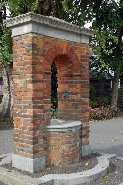 Der Aus Ziegeln Und Stein Errichtete Öffentliche Trinkbrunnen Der Städtischen — Stockfoto