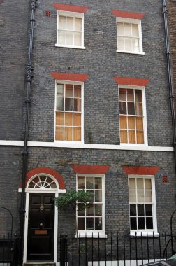 İkinci Dünya Savaşı sırasında eski Savaş Bakanı Lord Hore-Belisha Londra 'nın merkezinde Westminster' daki bir Gürcü evinde yaşıyordu. 1937 ve 1940 yılları arasında Dışişleri Bakanı olmasının yanı sıra, Ulaştırma Bakanı olarak sürücü testini tanıttı. 