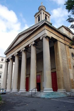 Westminster, Londra 'nın Belgravia bölgesindeki Saint Peter, Eaton Meydanı' nın klasik giriş kapısı. Gürcistan kilisesi ilk olarak mimar Henry Hakewill tarafından tasarlanmış ve 19. yüzyılın başlarında inşa edilmiştir. Acı çekti.