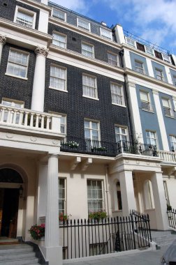 Fizikçi ve mucit Lord Kelvin (1824 - 1907) Belgravia, Westminster, Londra 'daki bu Gürcü evinde yaşardı. William Thomson adıyla Belfast 'ta doğan LOrd Kelvin, en çok 