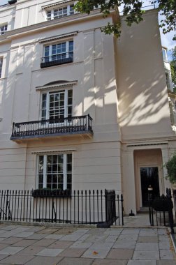 Hollanda 'dan Wilhelmina' nın tarihi evi Chester Meydanı, Belgravia, Londra. Hollanda Kraliçesi ve sekreteri 2. Dünya Savaşı sırasında bu Regency binasındaydılar..  