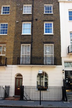 Dame Edith Evans (1888 - 1976), yirminci yüzyılın en büyük aktrislerinden biri olarak kabul edilen Victoria, Londra 'daki Gürcü konağında yaşadı. Wilde 'ın 