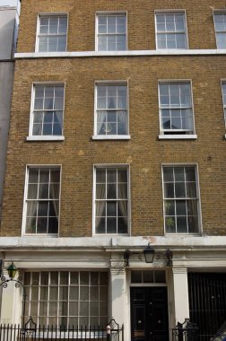 Ordu papazı Peder PTB 'Tubby Clayton (1885 - 1972) Londra' nın Tower Hill bölgesindeki bu Gürcistan konağında yaşadı. Toc H hayır kurumunu kurmasıyla ünlüdür. Birinci Lig 'deki tüm askerlere dinlenme olanağı sağlamıştır. 