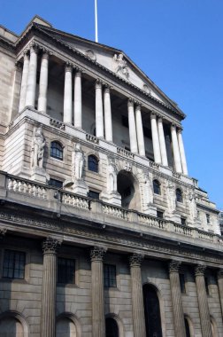 İngiltere 'deki para arzını ve diğer ekonomi politikalarını kontrol eden İngiltere Bankası' nın dış görünüşü.