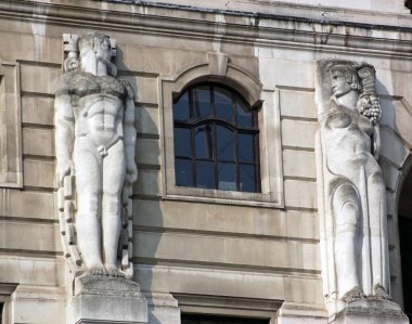 Sir Charles Wheeler tarafından Londra 'nın merkezindeki İngiltere Bankası cephesinde oyulmuş dev figürler..