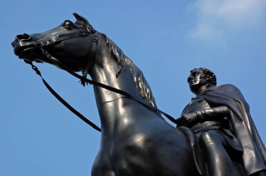 Londra 'nın merkezinde Wellington Dükü' nün bir at heykeli. Mareşal Arthur Wellesley Wellington 'ın 1. Dükü seçkin bir askeri kariyerden sonra iki kez başbakanlık yaptı ve Napolyon' u yendiği iddia ediliyor..