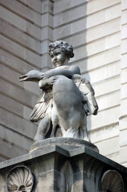 Londra 'da Kümes hayvanları olarak bilinen yolda bir kaza tutunan küçük bir çocuğun taş oyması. Burası Londra 'nın çok eski bir bölgesi ve adı da Roma zamanından kalma kümes hayvanları dükkanlarından geliyor. 100 yıldan fazla oyma taş.