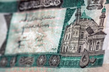 Kabil 'deki Şah-do-Şemşir Camii (İki Kılıç Kralı Camii) ile kullanılan 50 Afgan banknotunun açılı görüşü.  