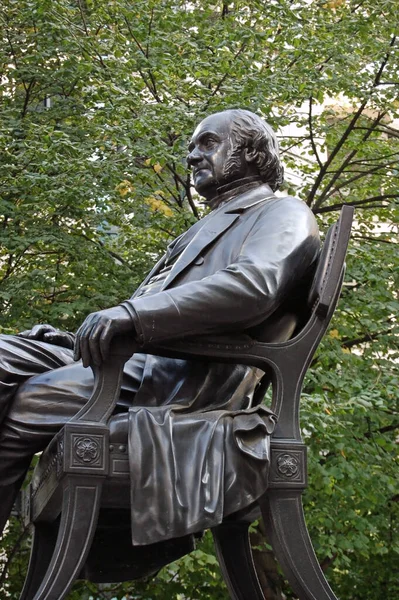Amerikalı hayırsever George Peabody 'nin Londra şehrinin merkezinde sergilenen bronz bir heykel (1795 - 1869). Massachusetts 'te doğan bakkal Londra' nın fakirleri için bir servet harcadı. Peabody Güven binaları hala 