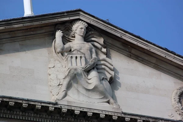 Socha Sira Charlese Wheelera Klasickém Stylu Fasádě Bank England Threadneedle — Stock fotografie