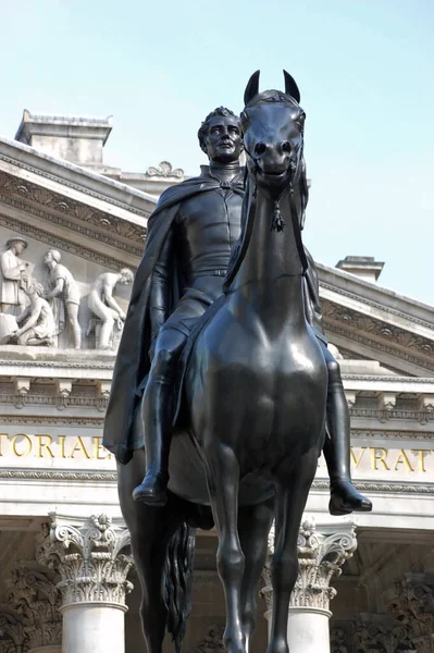 Koňská Socha Vévody Wellingtonu Před Budovou Royal Exchange Centru Londýna — Stock fotografie