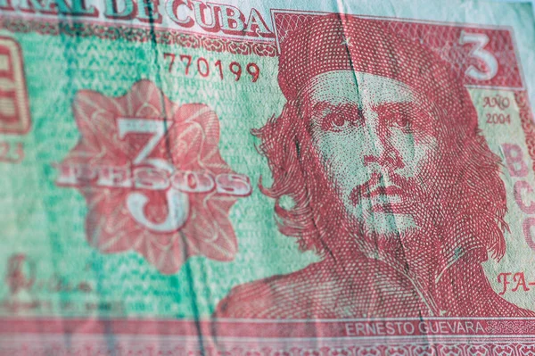 Küba Merkez Bankası tarafından üretilen komünist devrimci lider Che Guevara 'yı gösteren üç peso banknot..