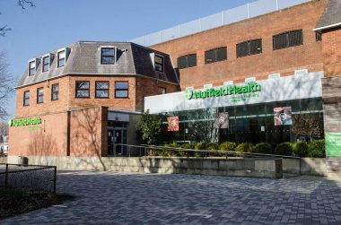Wokingham, İngiltere - 28 Şubat 2021: Güneşli bir bahar gününde Wokingham, Berkshire 'daki Nuffield Sağlık Merkezi' ne giriş.