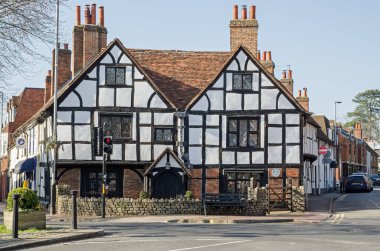 Wokingham, İngiltere - 28 Şubat 2021: Güneşli bir bahar gününde Wokingham, Berkshire 'ın ortasındaki tarihi Tudor Evi.  