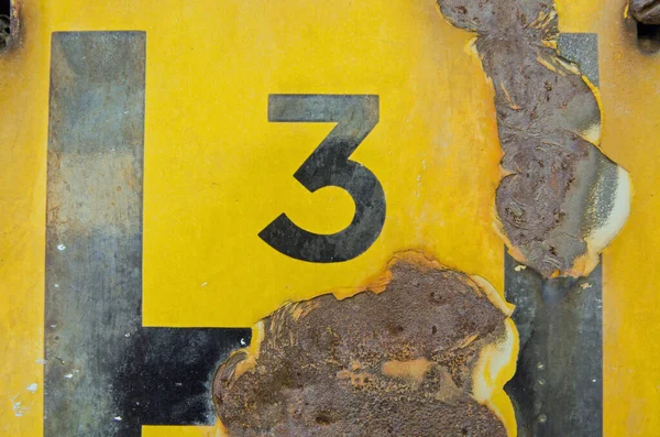 Μια Σκουριασμένη Και Κατεστραμμένη Πλάκα Σμάλτου Τον Αριθμό Τρία — Φωτογραφία Αρχείου