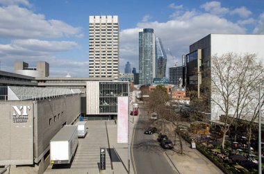 Londra, İngiltere - 16 Nisan 2021: Lambeth, Londra 'daki South Bank kültür merkezi manzarası yükseltildi. Soldaki Ulusal Tiyatro sağ tarafta Rambert Dans Şirketi 'nin genel merkezi..  