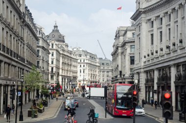 Londra, İngiltere - 21 Nisan 2021: Güneşli bir sabahta Londra 'nın Westminster kentindeki tarihi Regent Caddesi boyunca hafif yükseltilmiş manzara.
