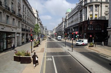 Londra, İngiltere - 21 Nisan 2021: COVID tecridinin kaldırılmasından kısa bir süre sonra ünlü lüks alışveriş alanı Regent Caddesi boyunca görüntüleme. Birçok müşteri yüz maskesi takıyor..