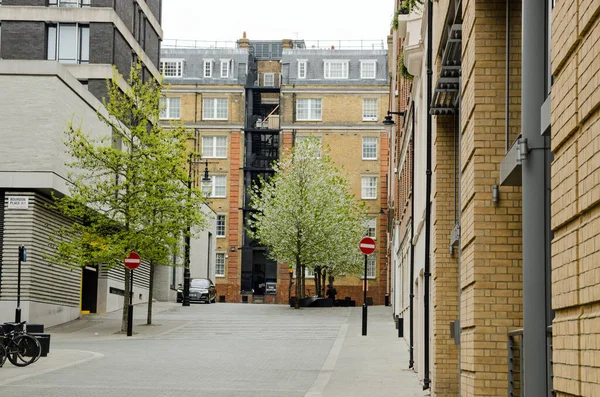 ロンドン 4月21 2021 ロンドン中心部の豪華なメイフェア地区のグロブナーヒルに沿って表示します 左側にはガゴシアン ギャラリー チェーンの支店があり 先にはアパートの後に並べ替えられています — ストック写真