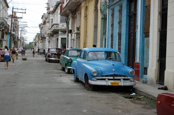 Havana Cuba November 2005 Mensen Lopen Langs Een Straat Centraal — Stockfoto