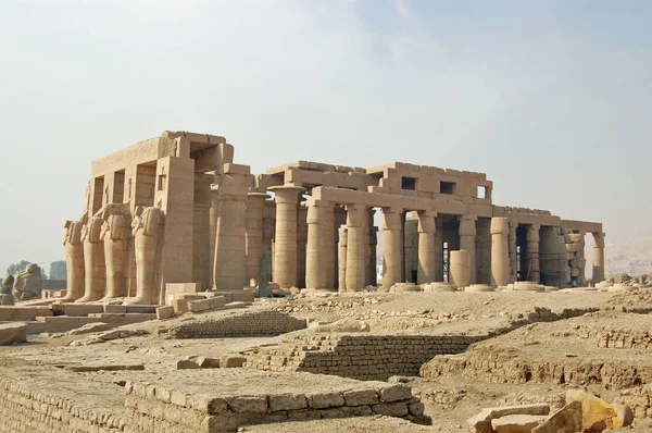 Ruiny Ogromnej Świątyni Ramasseum Zbudowanej Cześć Wielkiego Starożytnego Faraona Egipskiego — Zdjęcie stockowe