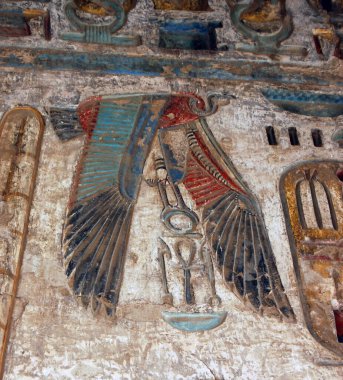 Pençelerinde kutsal ankh sembolleri taşıyan bir akbabanın kabartma heykeli. Mısır 'ın eski tapınağı Medinet Habu' nun, Lüksör, Mısır 'daki Batı Şeria' daki duvarı..